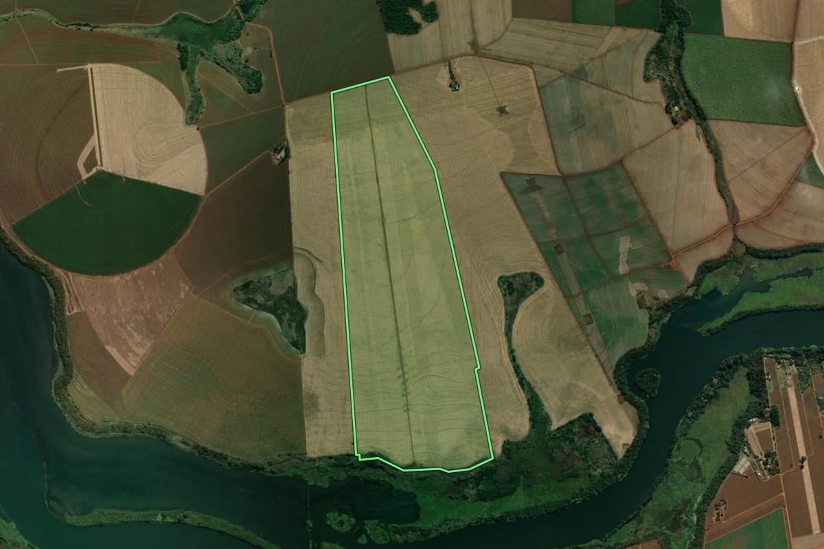 Imagem de satélite do imóvel rural em Palmital (SP), com o contorno declarado no CAR desenhado por cima.