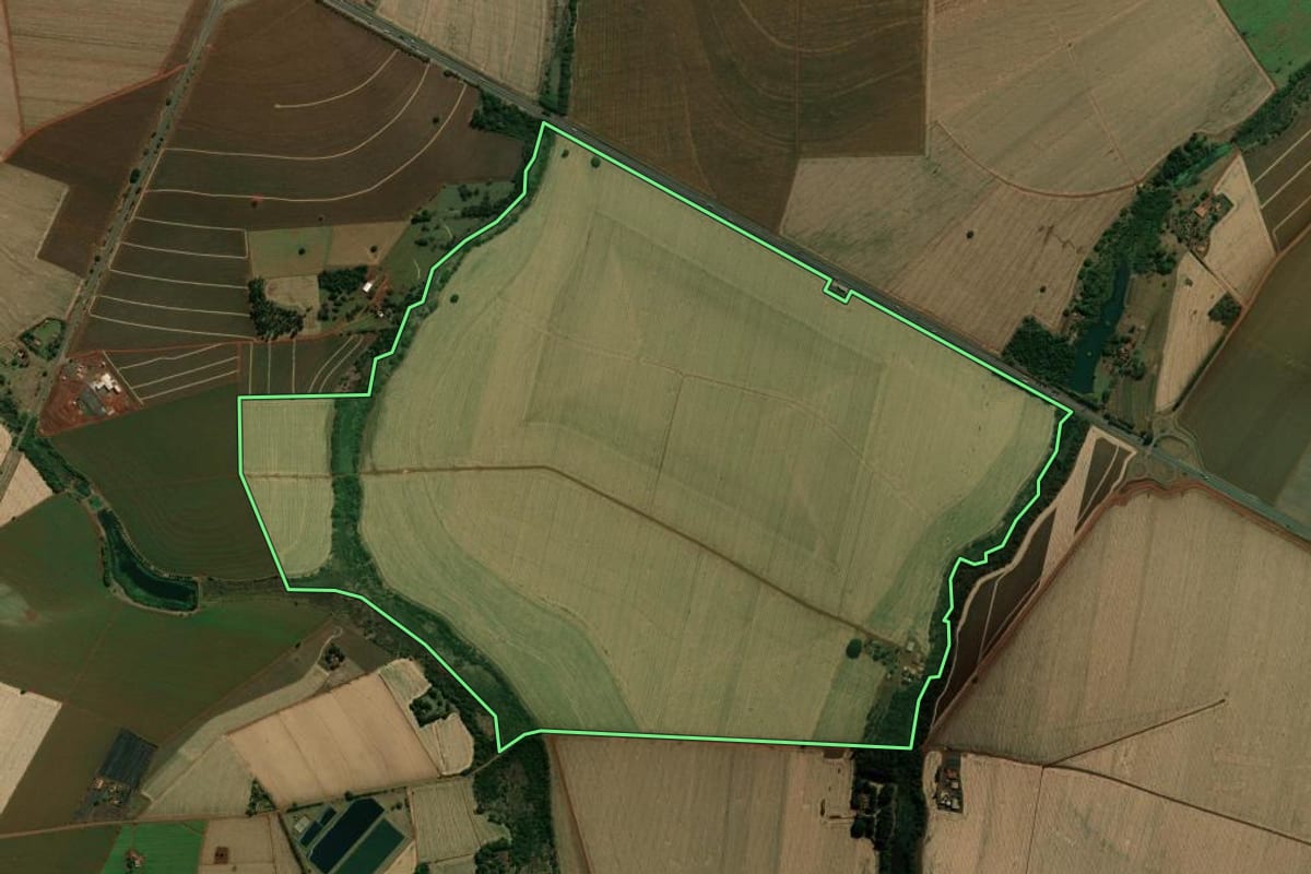 Imagem de satélite do imóvel rural em Palmital (SP), com o contorno declarado no CAR desenhado por cima.