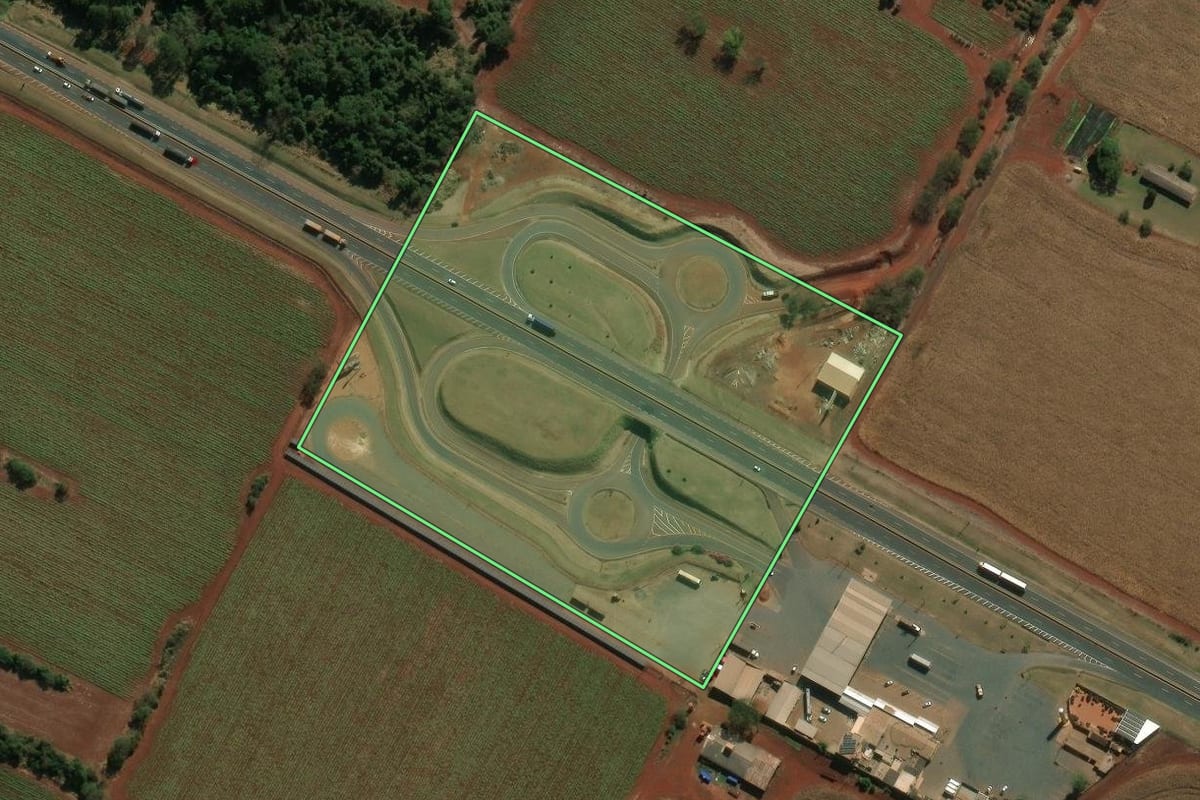 Imagem de satélite do imóvel rural em Palmital (SP), com o contorno declarado no CAR desenhado por cima.