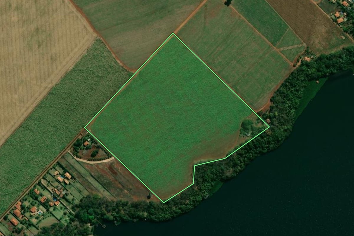 Imagem de satélite do imóvel rural em Palmital (SP), com o contorno declarado no CAR desenhado por cima.