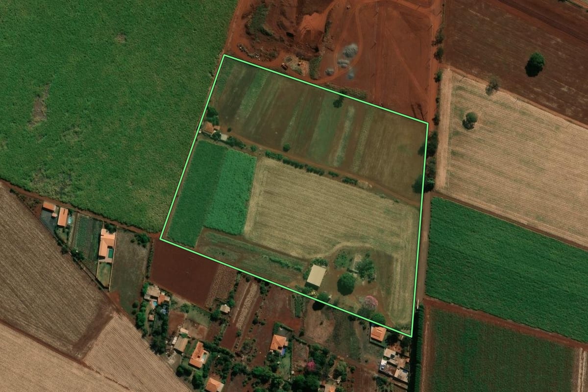 Imagem de satélite do imóvel rural em Palmital (SP), com o contorno declarado no CAR desenhado por cima.
