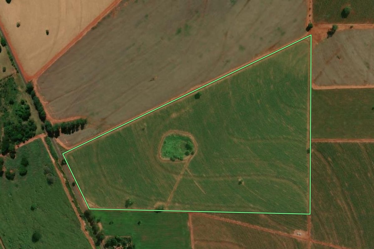 Imagem de satélite do imóvel rural em Panorama (SP), com o contorno declarado no CAR desenhado por cima.