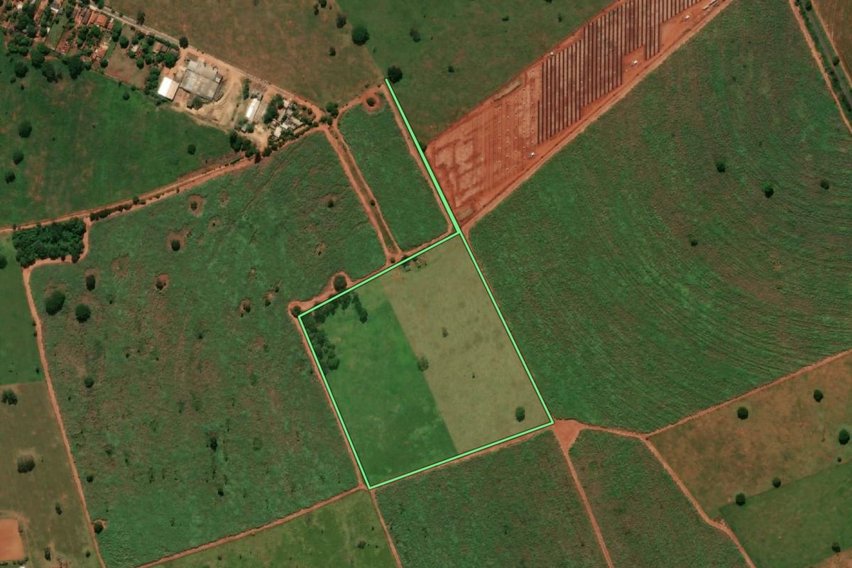 Imagem de satélite do imóvel rural em Panorama (SP), com o contorno declarado no CAR desenhado por cima.