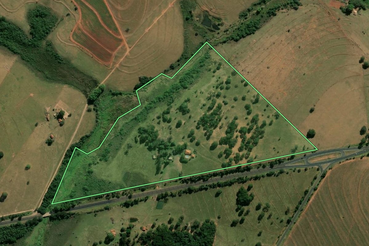 Imagem de satélite do imóvel rural em Paraguaçu Paulista (SP), com o contorno declarado no CAR desenhado por cima.