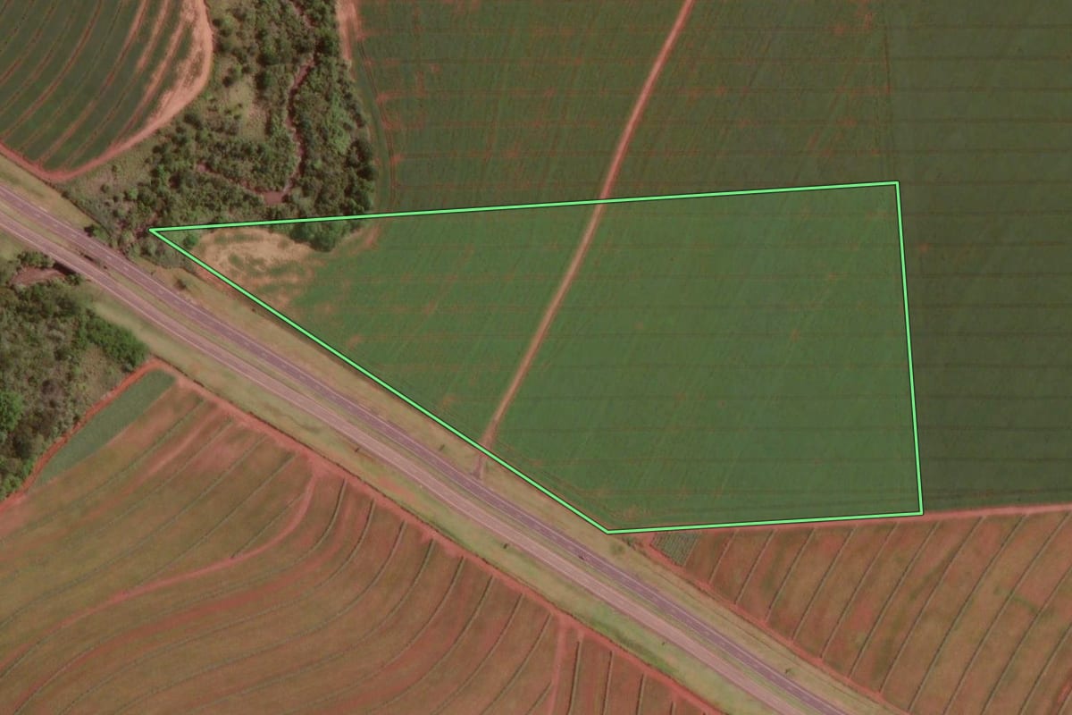 Imagem de satélite do imóvel rural em Paraguaçu Paulista (SP), com o contorno declarado no CAR desenhado por cima.