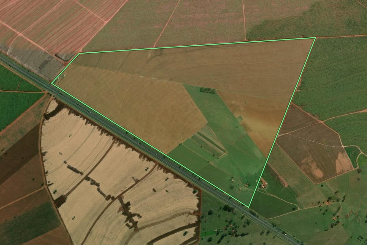 Imagem de satélite do imóvel rural em Paraguaçu Paulista (SP), com o contorno declarado no CAR desenhado por cima.