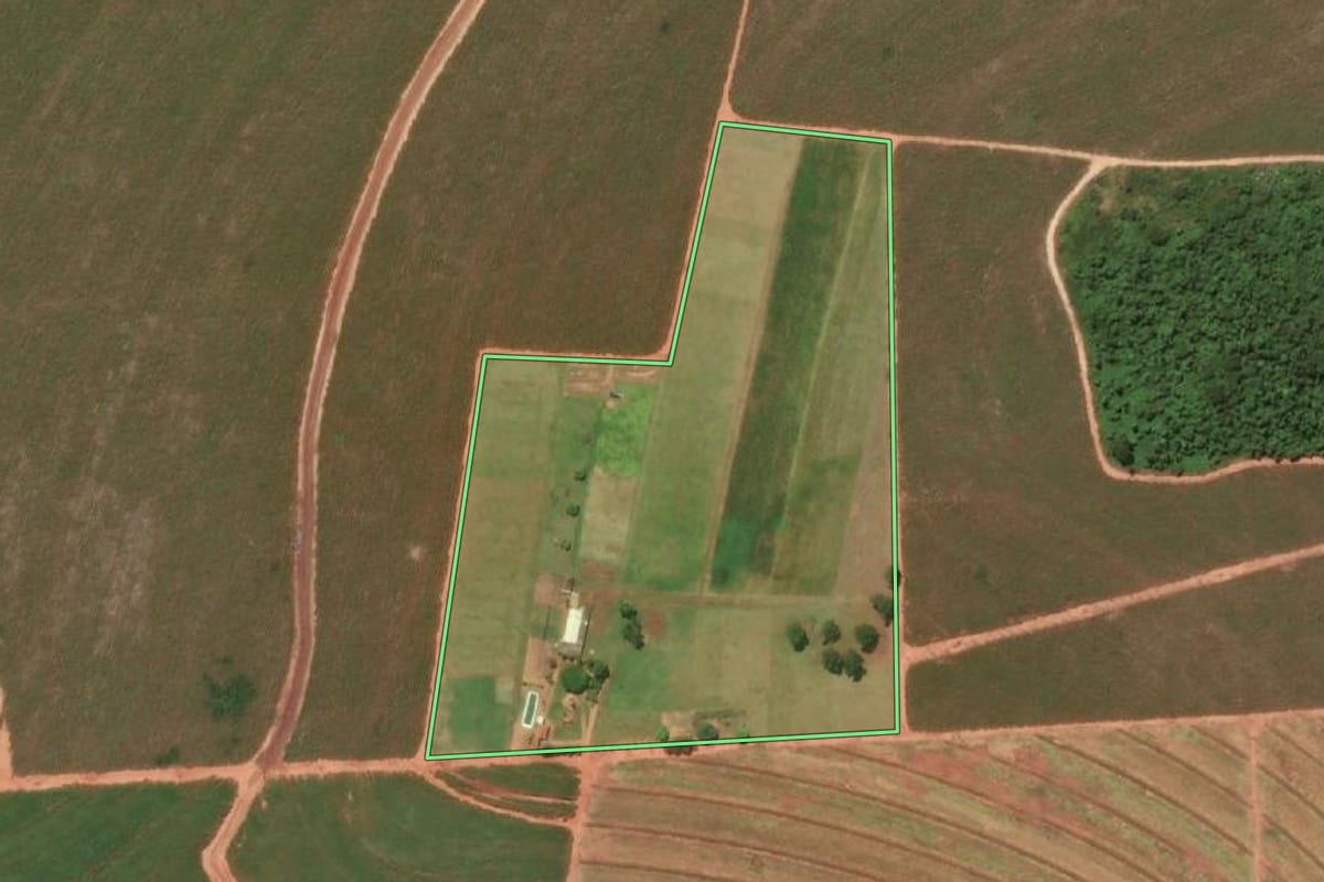 Imagem de satélite do imóvel rural em Paraguaçu Paulista (SP), com o contorno declarado no CAR desenhado por cima.