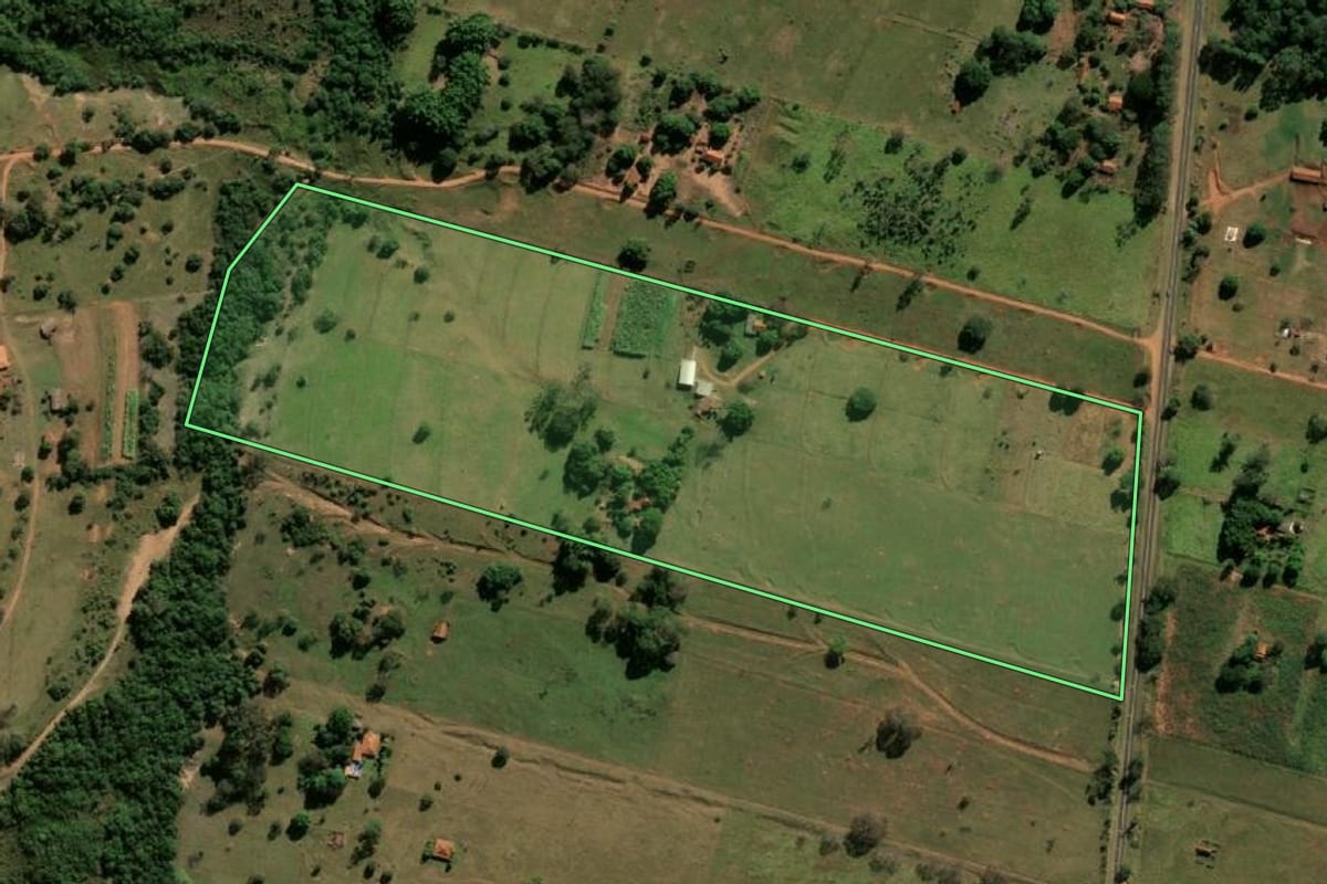 Imagem de satélite do imóvel rural em Paraguaçu Paulista (SP), com o contorno declarado no CAR desenhado por cima.
