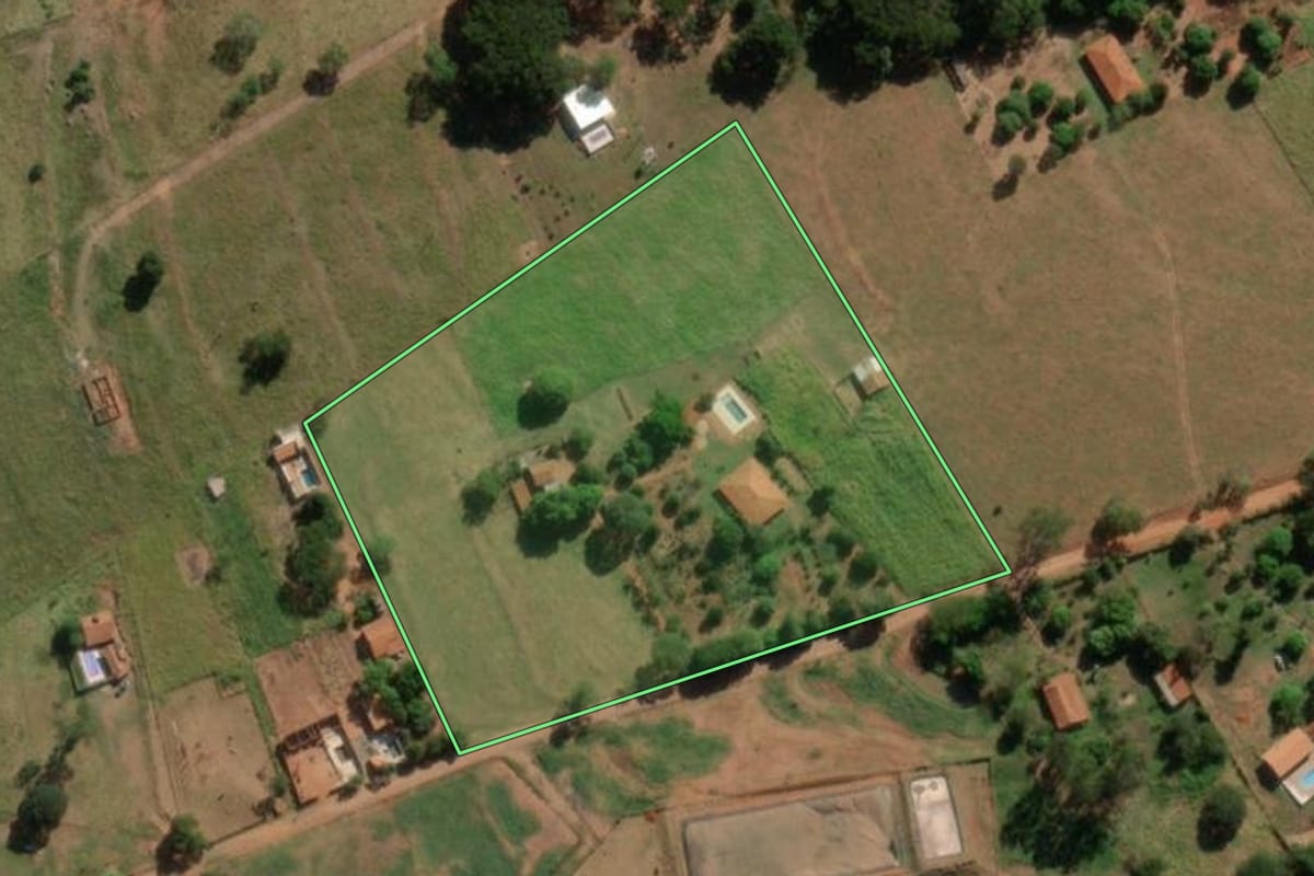 Imagem de satélite do imóvel rural em Paraguaçu Paulista (SP), com o contorno declarado no CAR desenhado por cima.