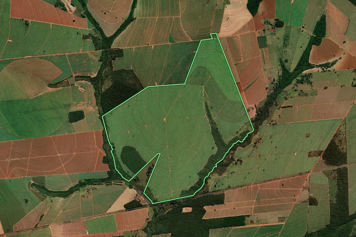 Imagem de satélite do imóvel rural em Paraguaçu Paulista (SP), com o contorno declarado no CAR desenhado por cima.