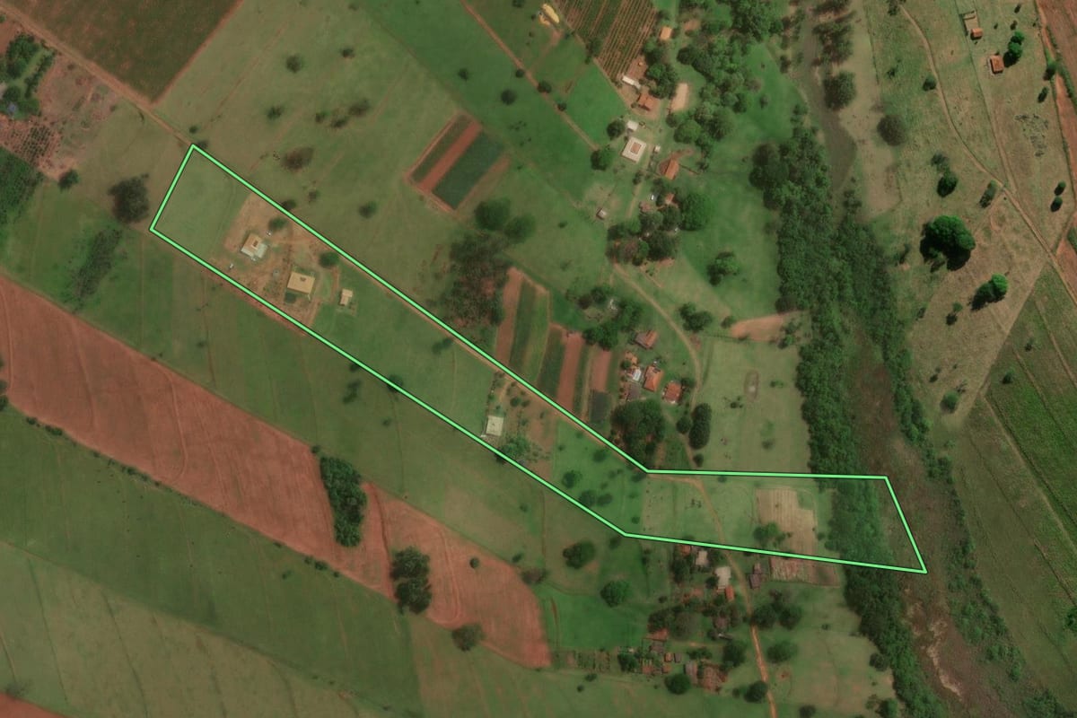 Imagem de satélite do imóvel rural em Paraguaçu Paulista (SP), com o contorno declarado no CAR desenhado por cima.