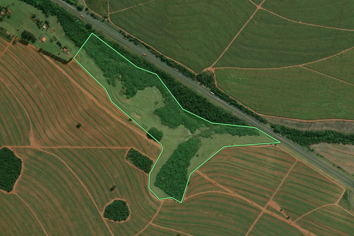 Imagem de satélite do imóvel rural em Paraguaçu Paulista (SP), com o contorno declarado no CAR desenhado por cima.