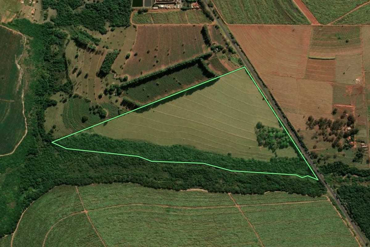 Imagem de satélite do imóvel rural em Paraguaçu Paulista (SP), com o contorno declarado no CAR desenhado por cima.