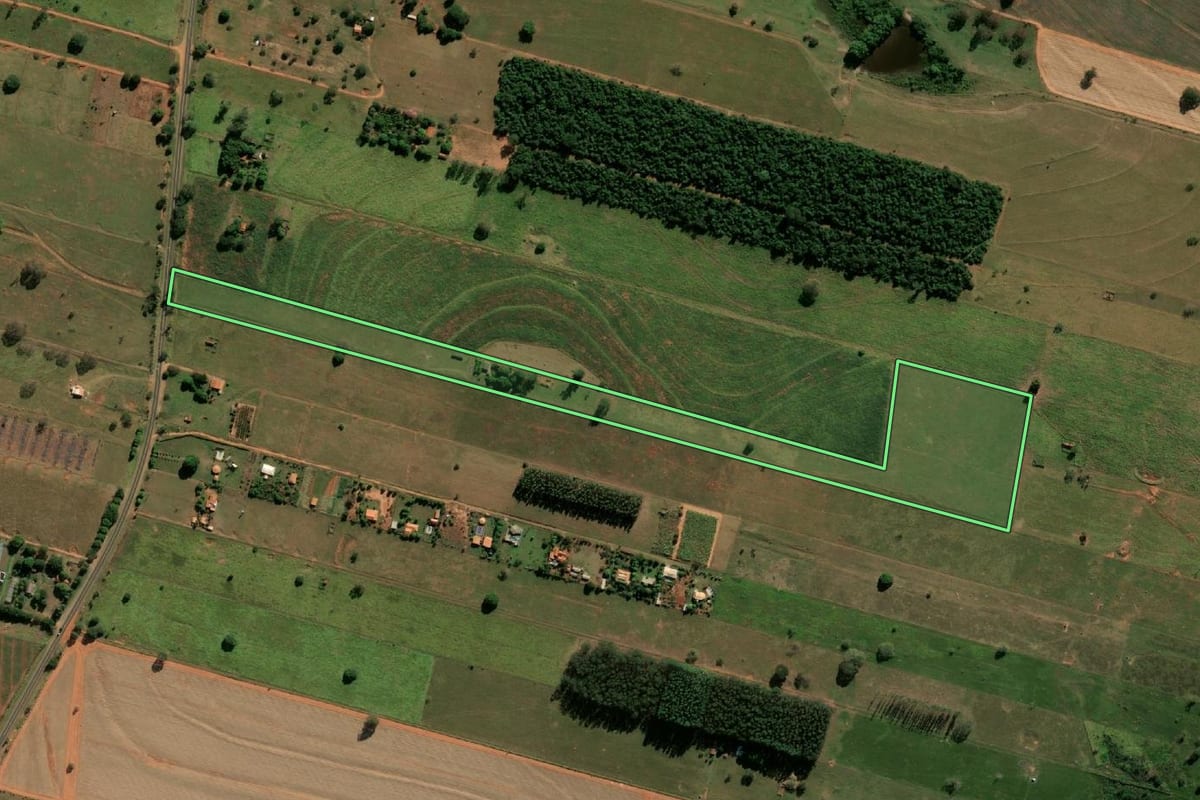Imagem de satélite do imóvel rural em Paraguaçu Paulista (SP), com o contorno declarado no CAR desenhado por cima.