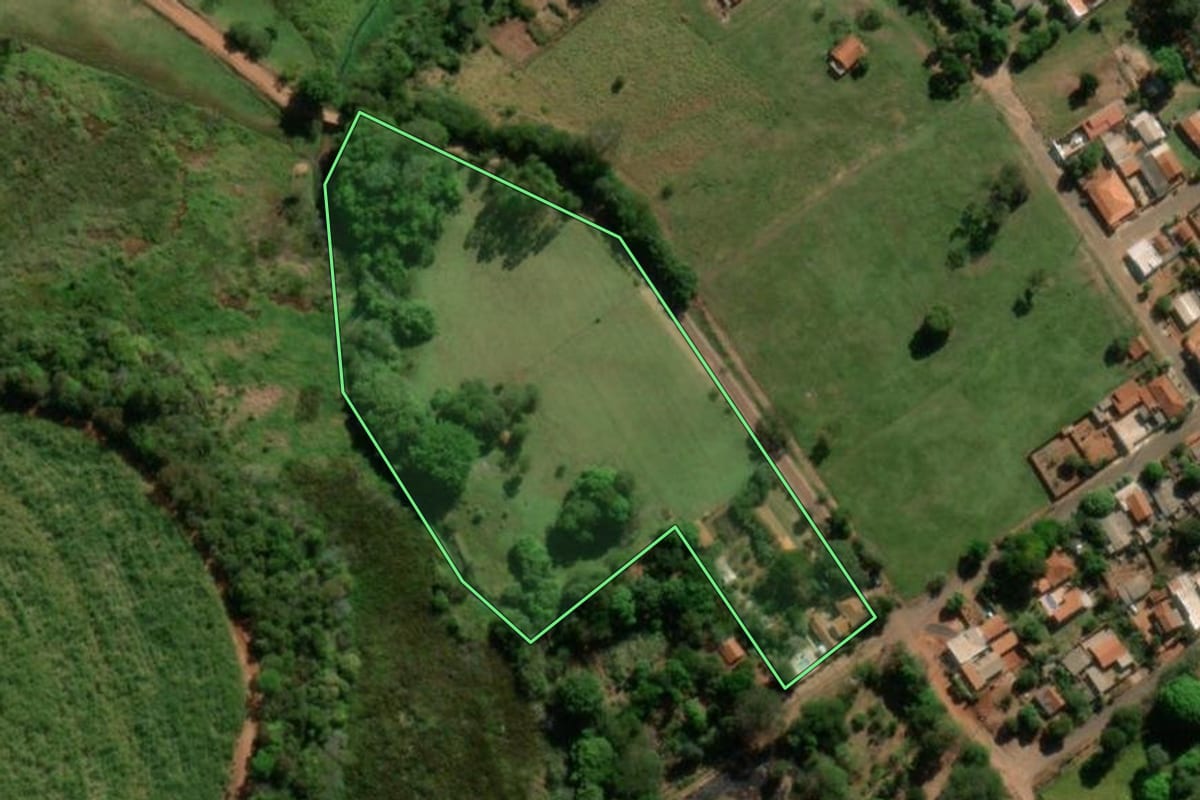 Imagem de satélite do imóvel rural em Paraguaçu Paulista (SP), com o contorno declarado no CAR desenhado por cima.