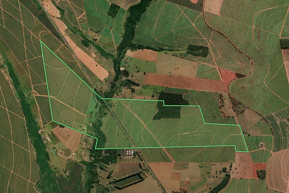 Imagem de satélite do imóvel rural em Paraguaçu Paulista (SP), com o contorno declarado no CAR desenhado por cima.