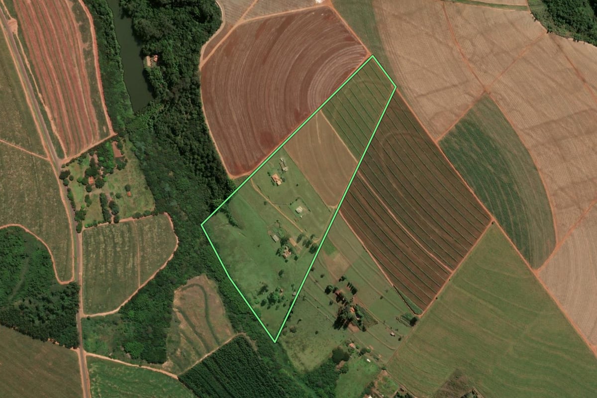 Imagem de satélite do imóvel rural em Paraguaçu Paulista (SP), com o contorno declarado no CAR desenhado por cima.