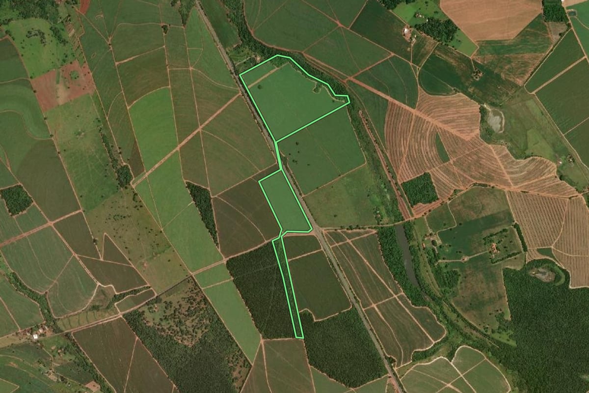 Imagem de satélite do imóvel rural em Paraguaçu Paulista (SP), com o contorno declarado no CAR desenhado por cima.