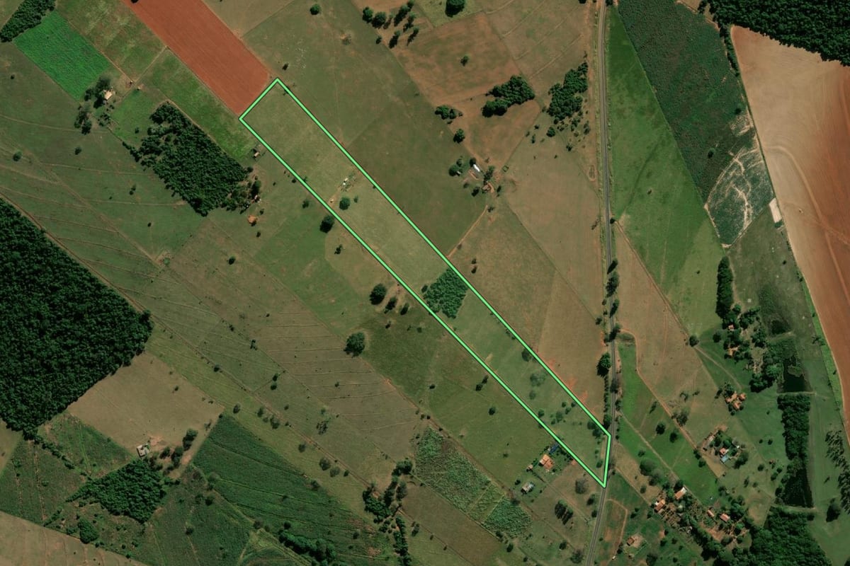 Imagem de satélite do imóvel rural em Paraguaçu Paulista (SP), com o contorno declarado no CAR desenhado por cima.