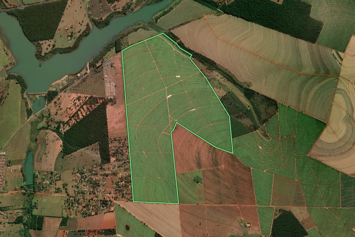 Imagem de satélite do imóvel rural em Paraguaçu Paulista (SP), com o contorno declarado no CAR desenhado por cima.