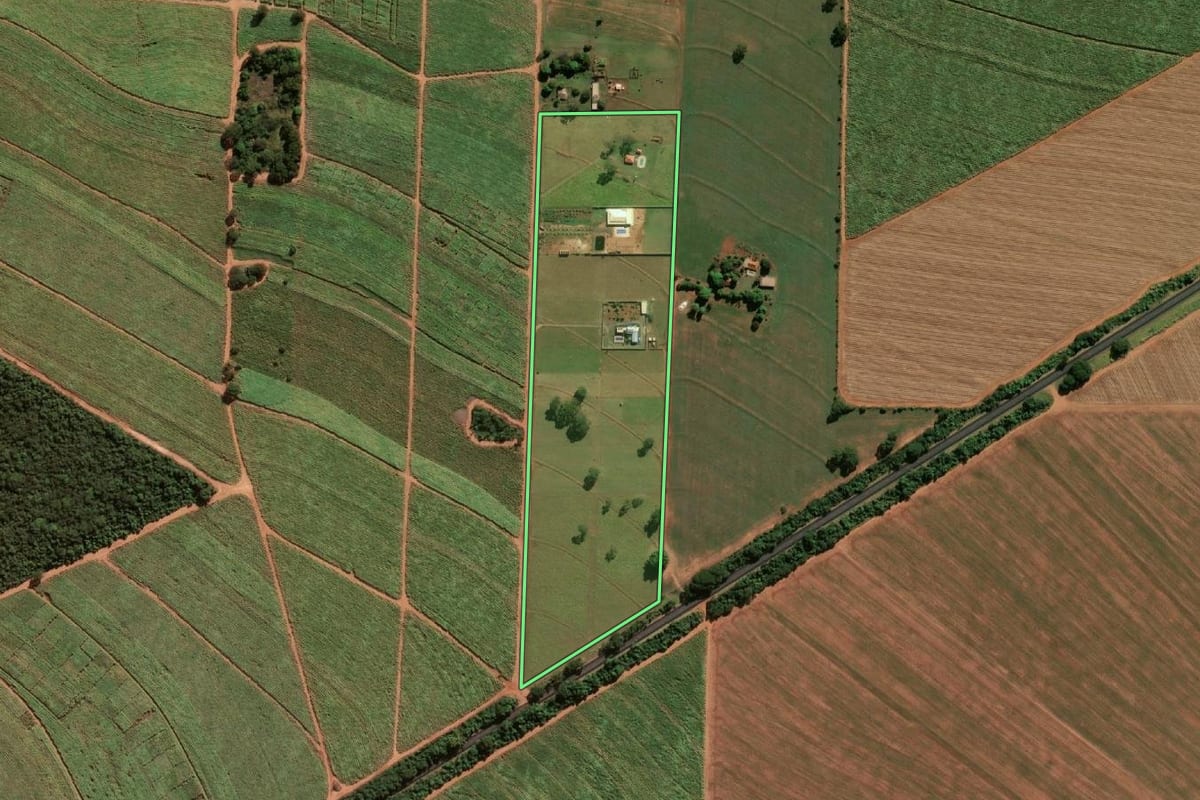 Imagem de satélite do imóvel rural em Paraguaçu Paulista (SP), com o contorno declarado no CAR desenhado por cima.