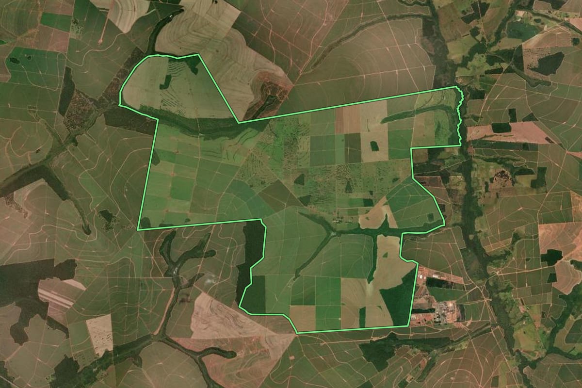 Imagem de satélite do imóvel rural em Paraguaçu Paulista (SP), com o contorno declarado no CAR desenhado por cima.