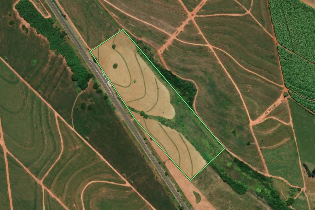 Imagem de satélite do imóvel rural em Paraguaçu Paulista (SP), com o contorno declarado no CAR desenhado por cima.