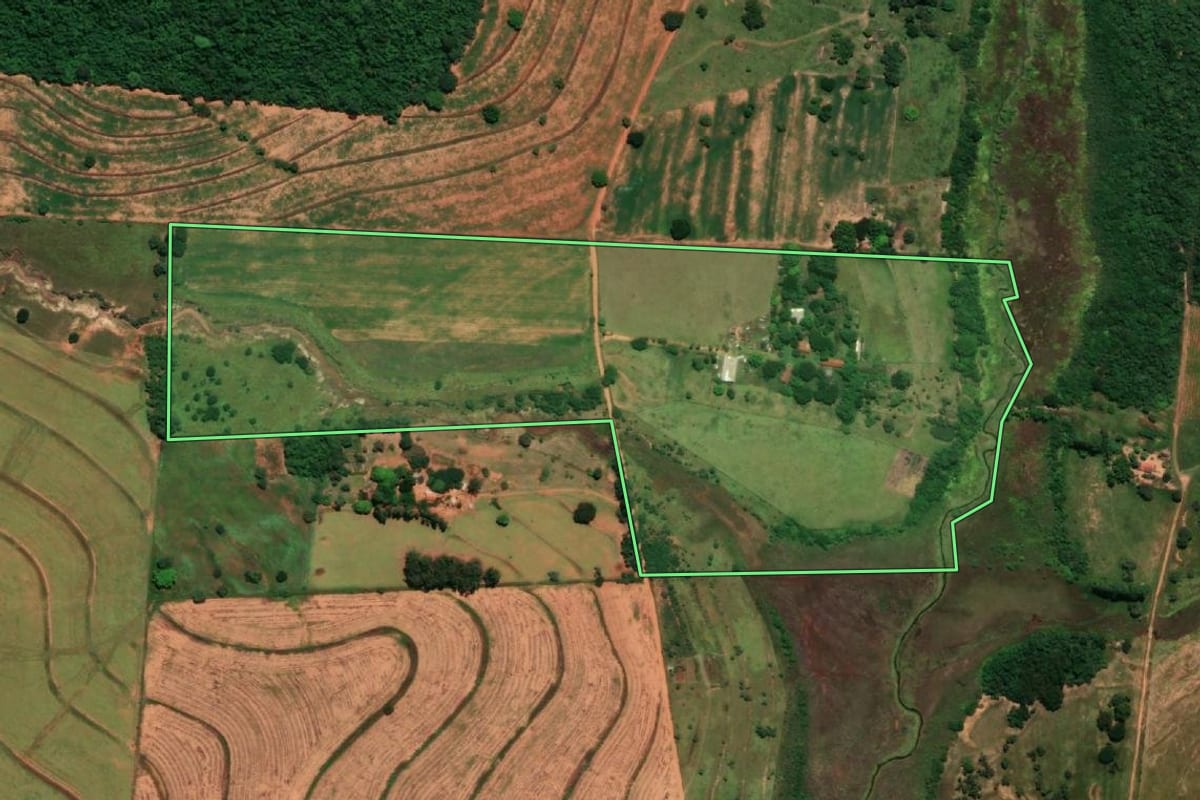 Imagem de satélite do imóvel rural em Paraguaçu Paulista (SP), com o contorno declarado no CAR desenhado por cima.