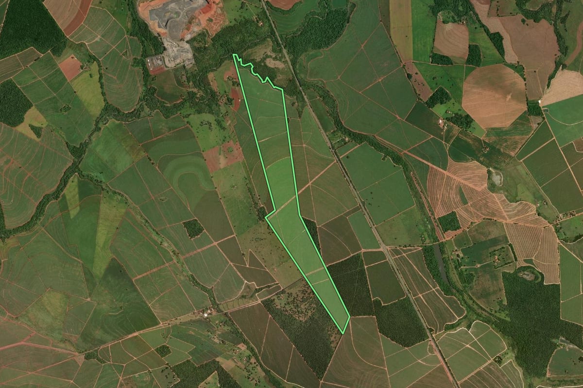 Imagem de satélite do imóvel rural em Paraguaçu Paulista (SP), com o contorno declarado no CAR desenhado por cima.