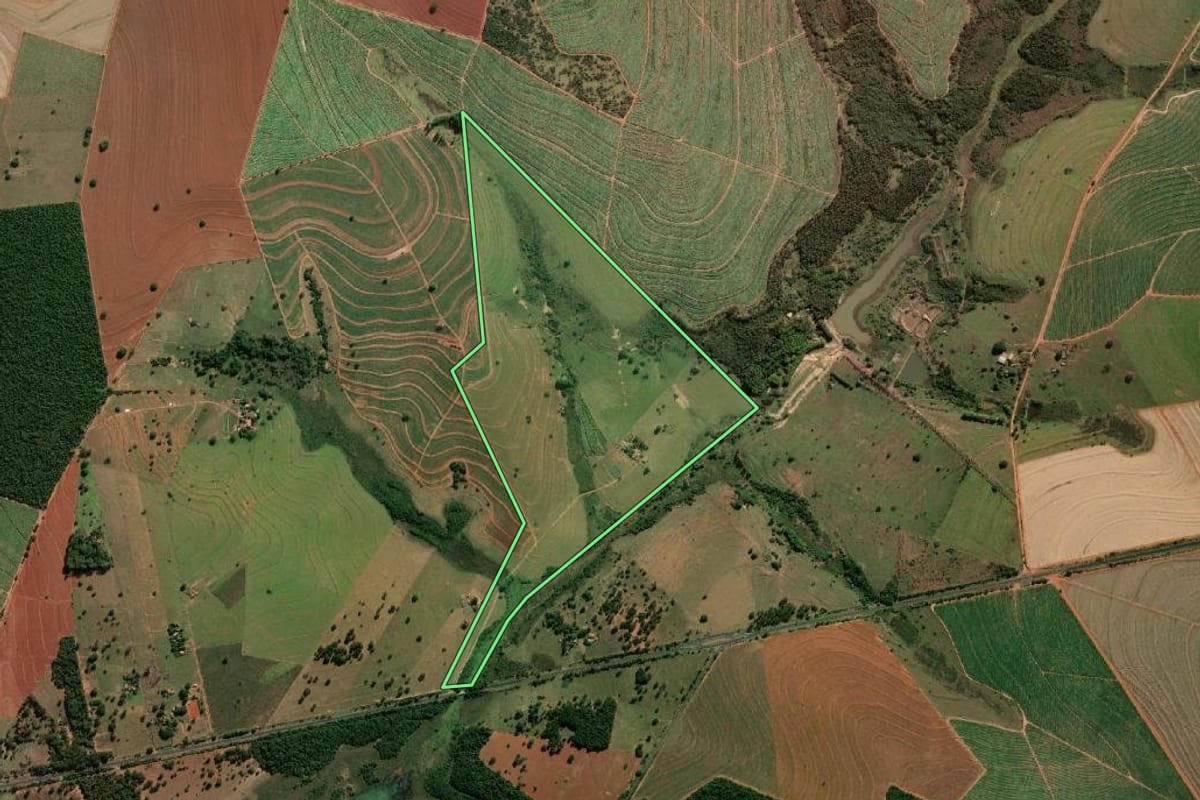 Imagem de satélite do imóvel rural em Paraguaçu Paulista (SP), com o contorno declarado no CAR desenhado por cima.