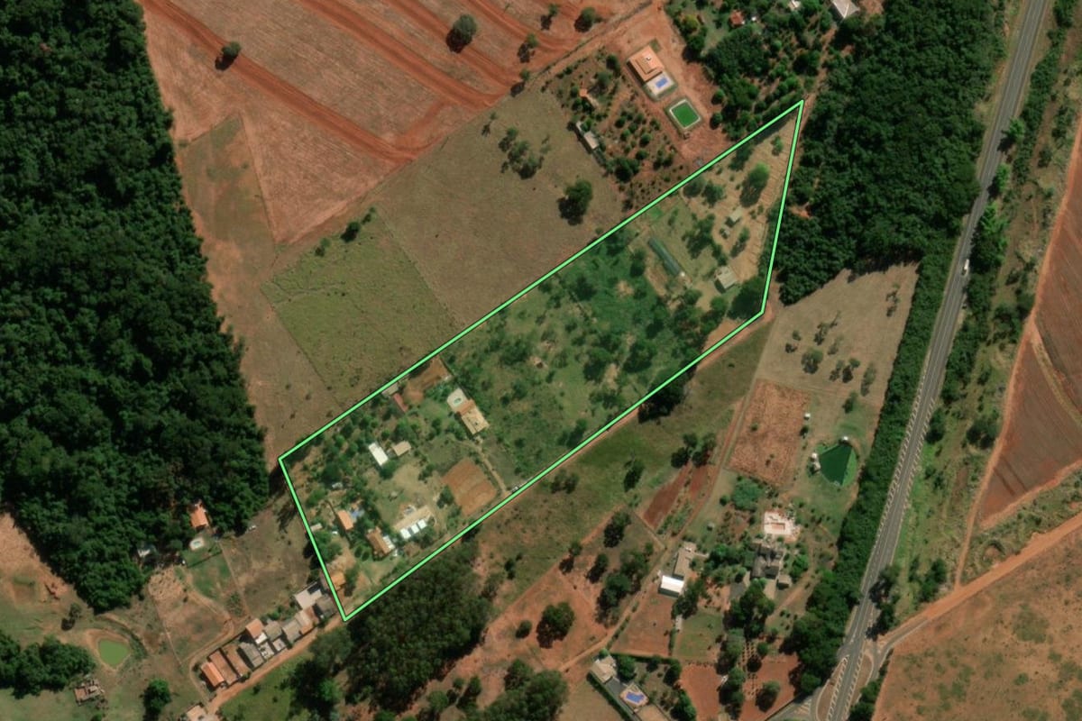 Imagem de satélite do imóvel rural em Paraguaçu Paulista (SP), com o contorno declarado no CAR desenhado por cima.