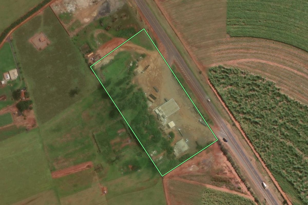 Imagem de satélite do imóvel rural em Paraguaçu Paulista (SP), com o contorno declarado no CAR desenhado por cima.