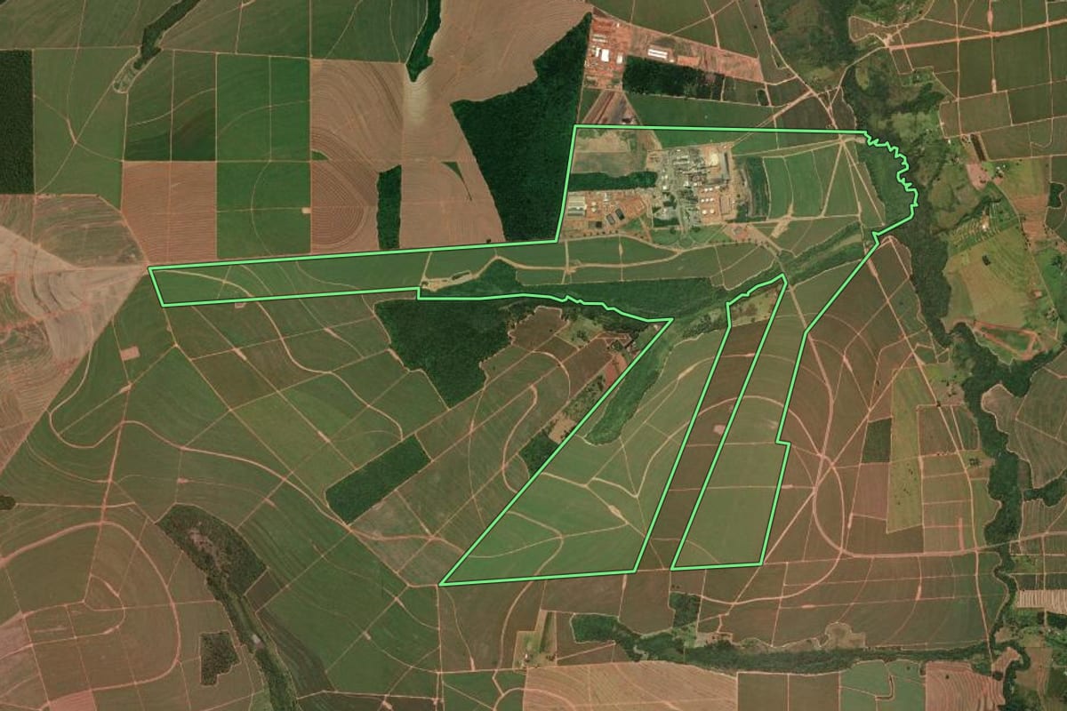 Imagem de satélite do imóvel rural em Paraguaçu Paulista (SP), com o contorno declarado no CAR desenhado por cima.