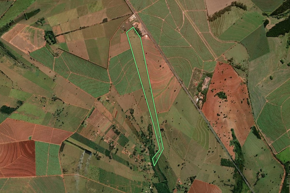 Imagem de satélite do imóvel rural em Paraguaçu Paulista (SP), com o contorno declarado no CAR desenhado por cima.