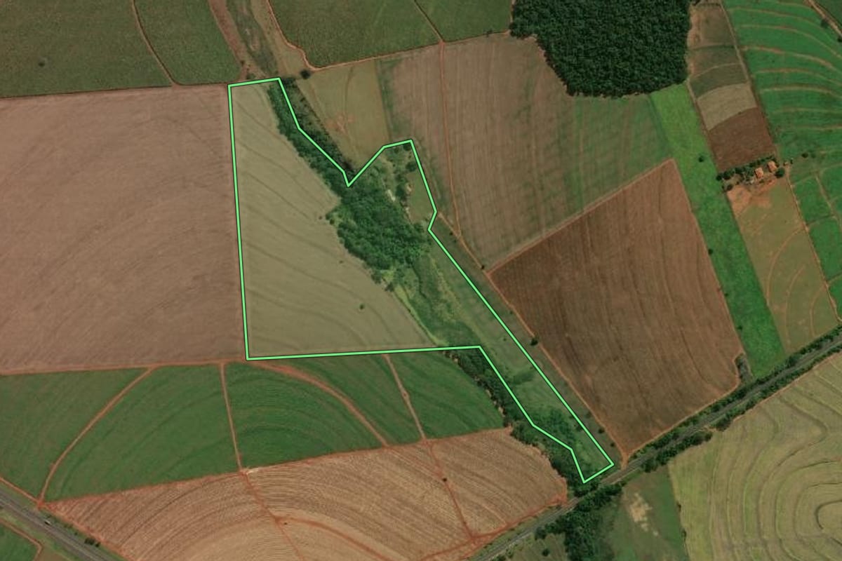 Imagem de satélite do imóvel rural em Paraguaçu Paulista (SP), com o contorno declarado no CAR desenhado por cima.
