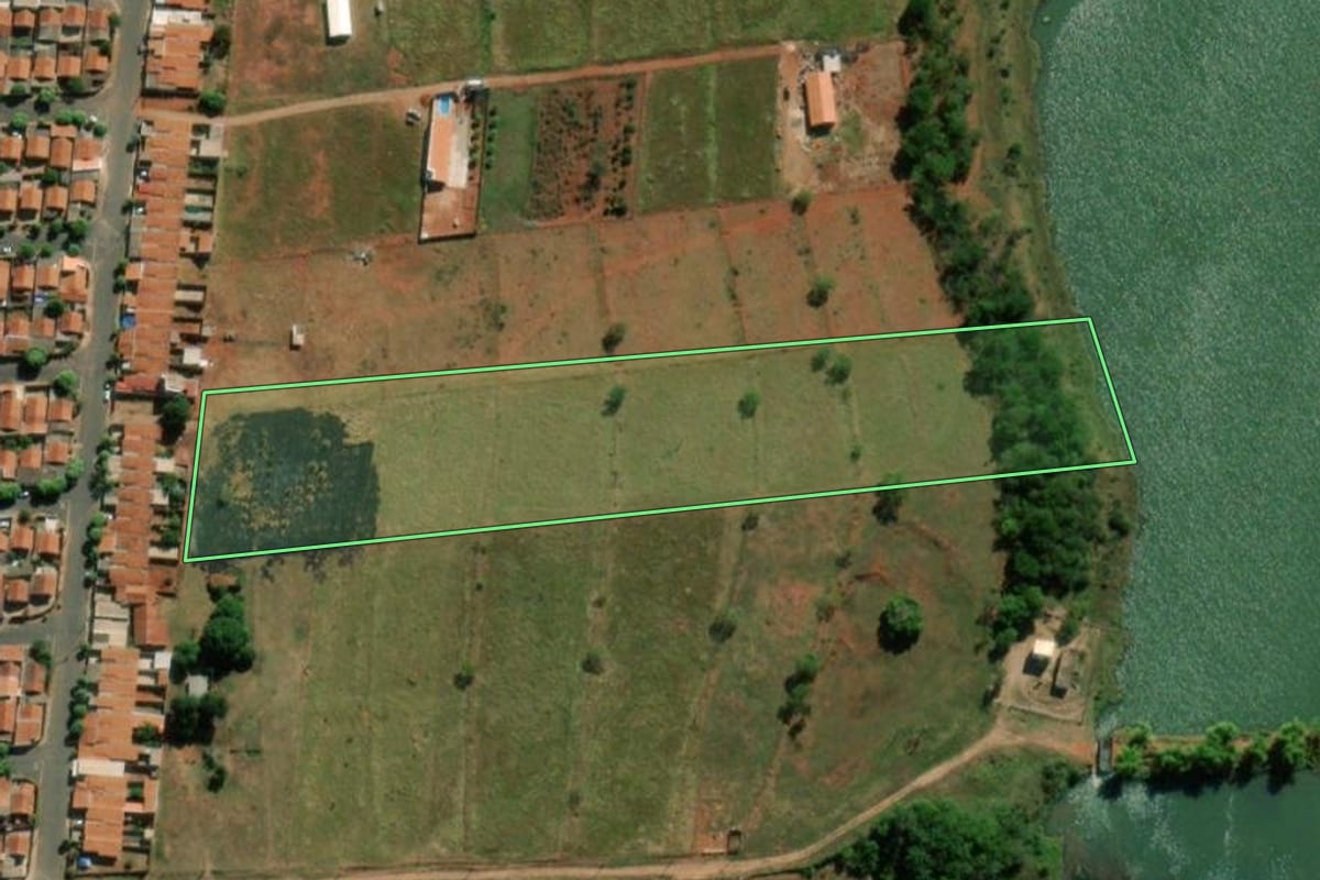 Imagem de satélite do imóvel rural em Paraguaçu Paulista (SP), com o contorno declarado no CAR desenhado por cima.