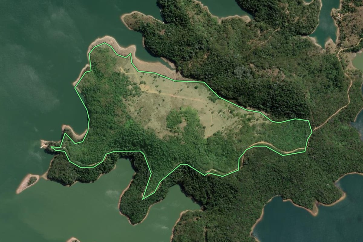 Imagem de satélite do imóvel rural em Paraibuna (SP), com o contorno declarado no CAR desenhado por cima.