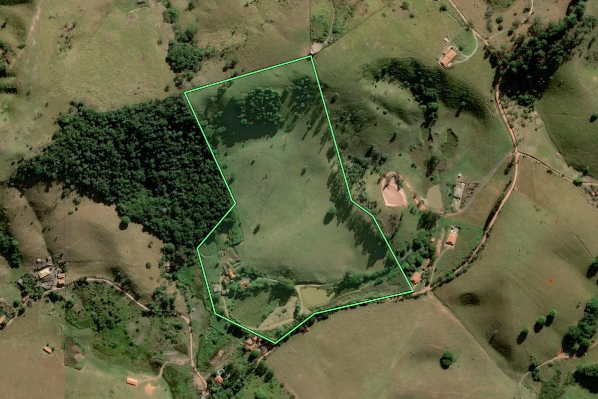 Imagem de satélite do imóvel rural em Paraibuna (SP), com o contorno declarado no CAR desenhado por cima.