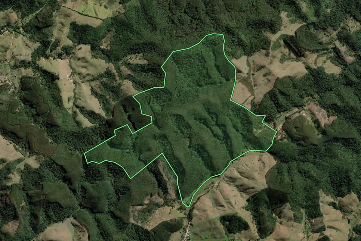 Imagem de satélite do imóvel rural em Paraibuna (SP), com o contorno declarado no CAR desenhado por cima.