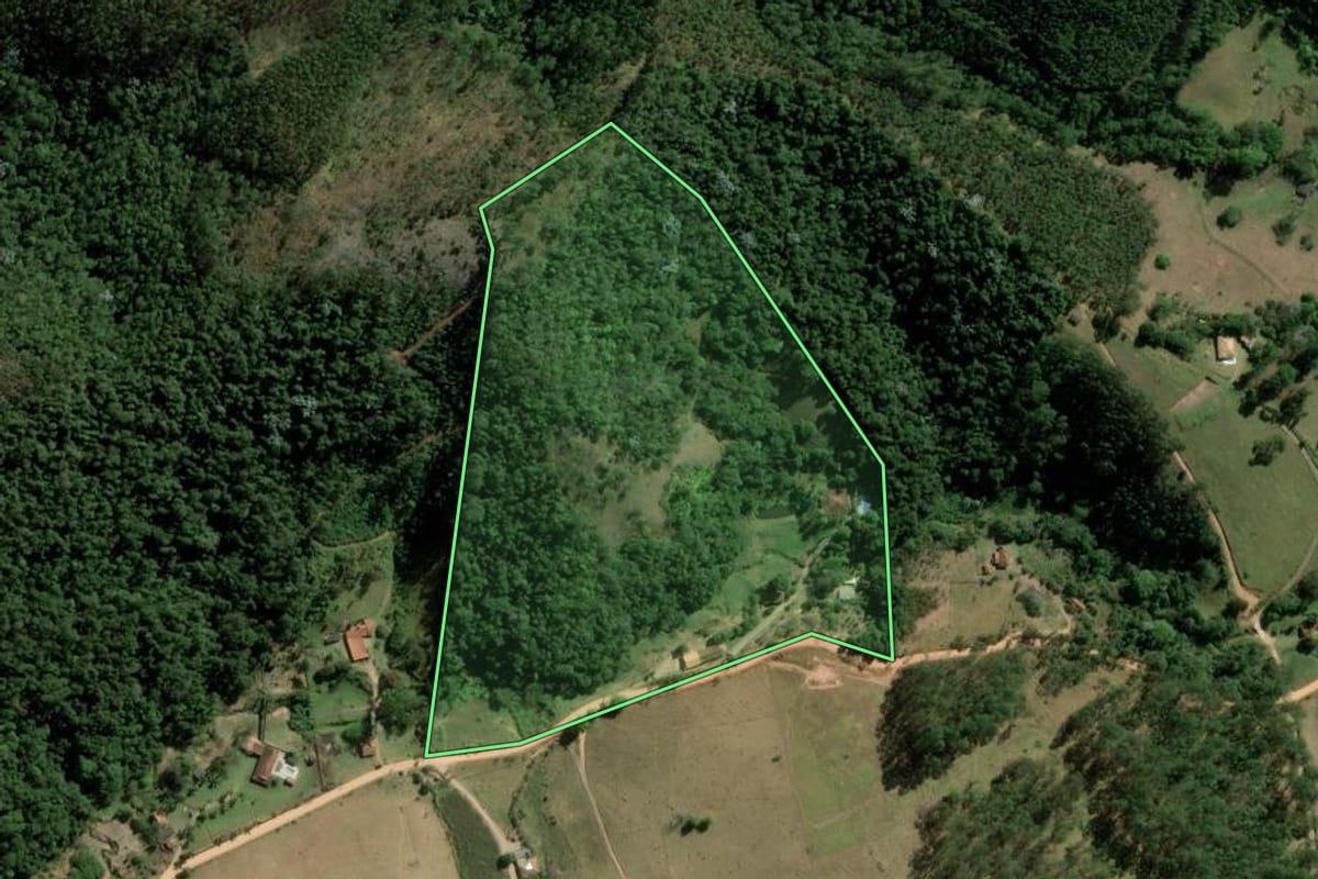 Imagem de satélite do imóvel rural em Paraibuna (SP), com o contorno declarado no CAR desenhado por cima.