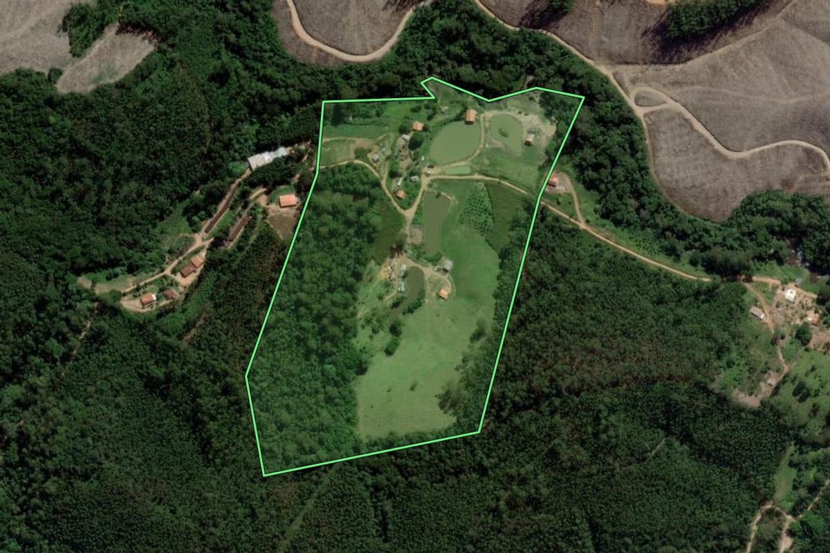Imagem de satélite do imóvel rural em Paraibuna (SP), com o contorno declarado no CAR desenhado por cima.