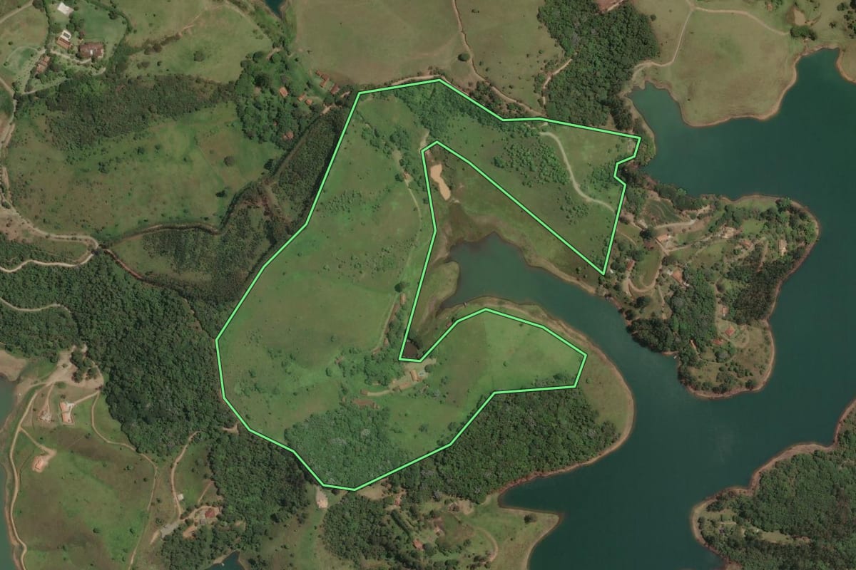 Imagem de satélite do imóvel rural em Paraibuna (SP), com o contorno declarado no CAR desenhado por cima.