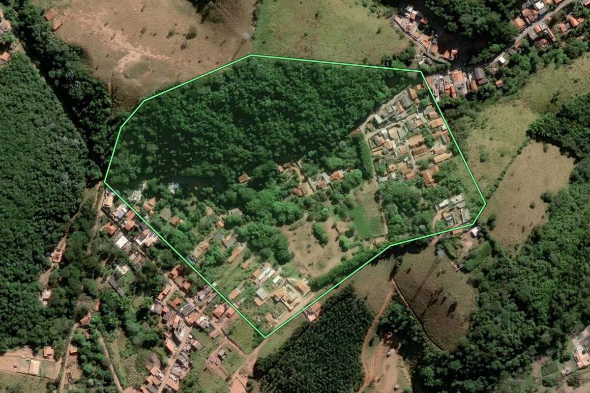 Imagem de satélite do imóvel rural em Paraibuna (SP), com o contorno declarado no CAR desenhado por cima.