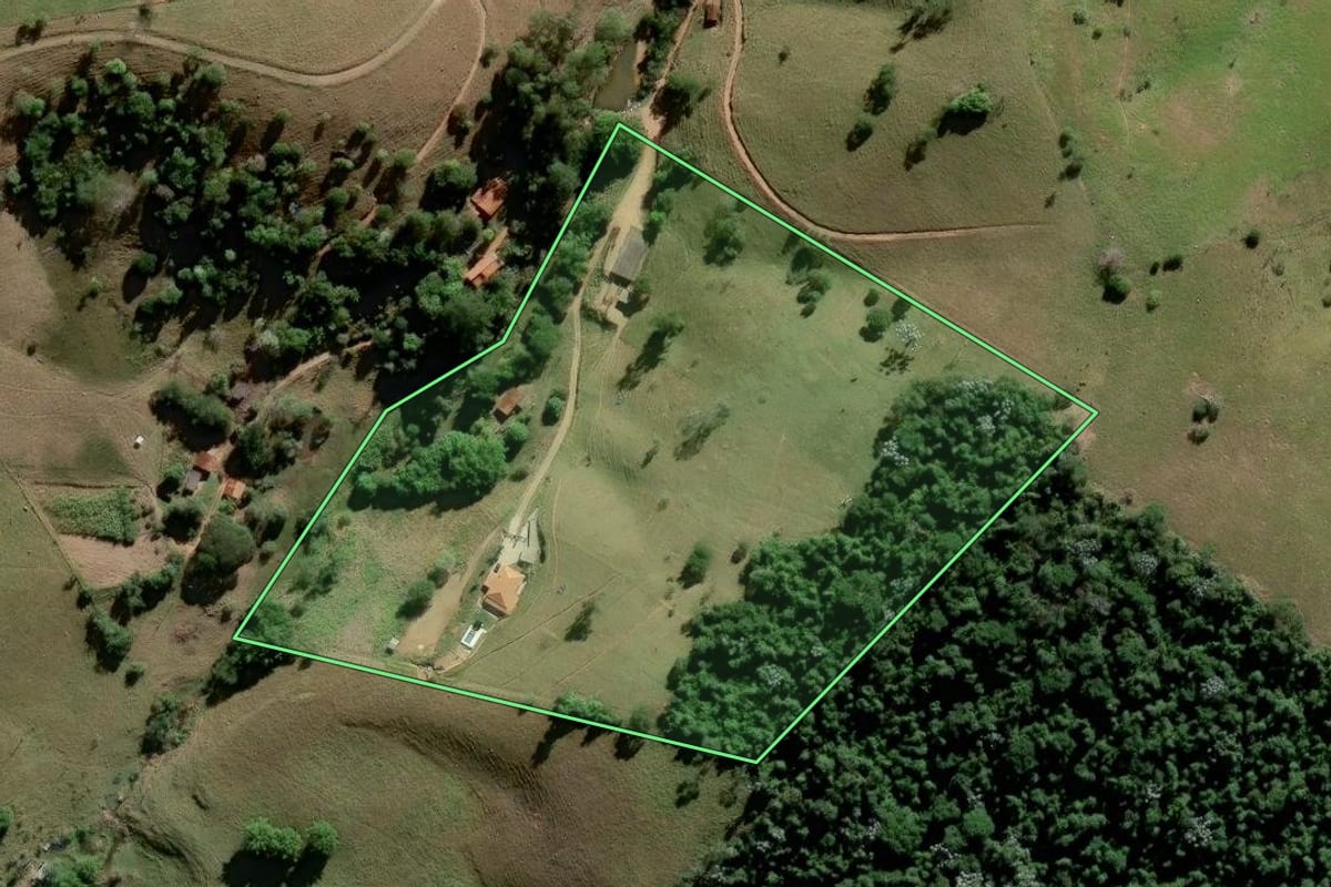 Imagem de satélite do imóvel rural em Paraibuna (SP), com o contorno declarado no CAR desenhado por cima.