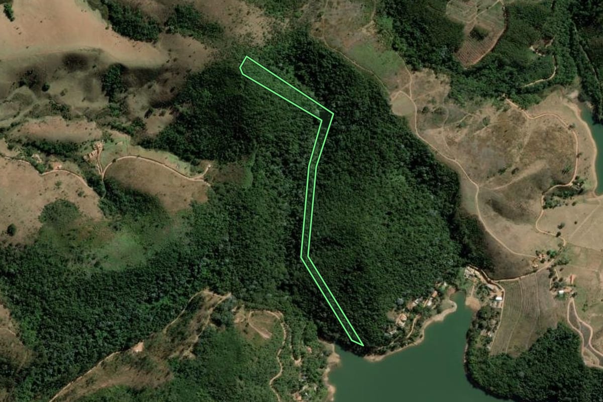 Imagem de satélite do imóvel rural em Paraibuna (SP), com o contorno declarado no CAR desenhado por cima.