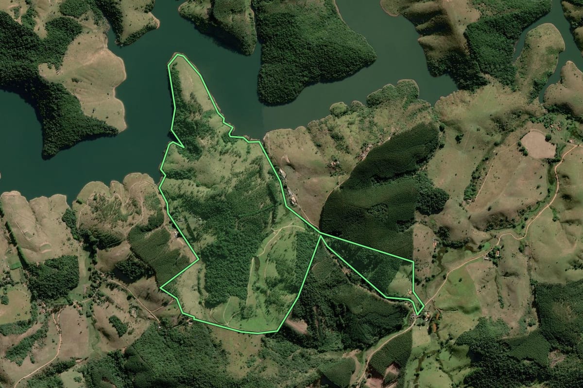 Imagem de satélite do imóvel rural em Paraibuna (SP), com o contorno declarado no CAR desenhado por cima.