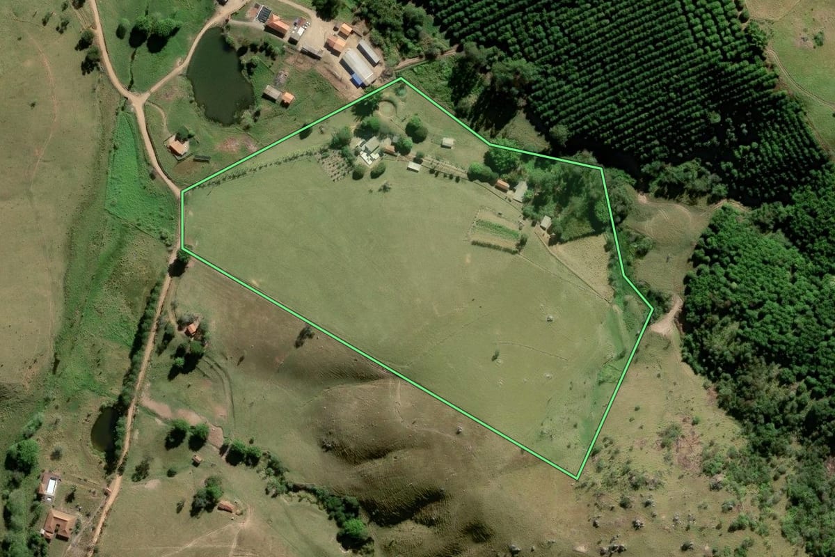 Imagem de satélite do imóvel rural em Paraibuna (SP), com o contorno declarado no CAR desenhado por cima.