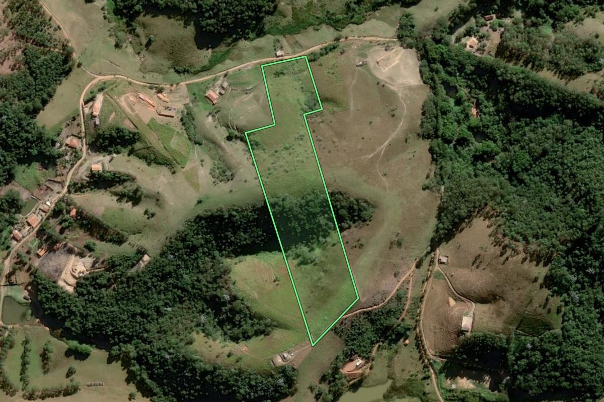 Imagem de satélite do imóvel rural em Paraibuna (SP), com o contorno declarado no CAR desenhado por cima.