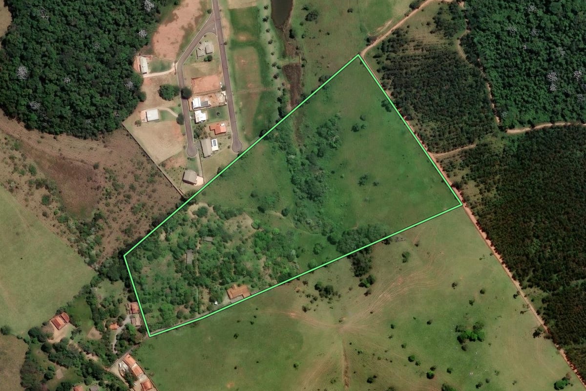 Imagem de satélite do imóvel rural em Paraibuna (SP), com o contorno declarado no CAR desenhado por cima.