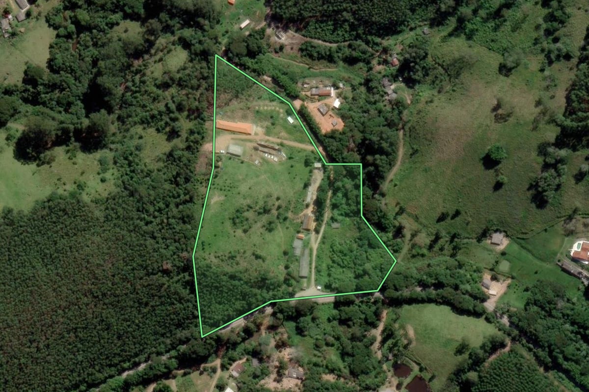 Imagem de satélite do imóvel rural em Paraibuna (SP), com o contorno declarado no CAR desenhado por cima.
